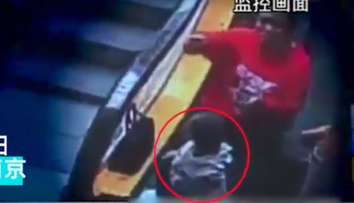 Be trai bi ket tay vao thang cuon hinh anh