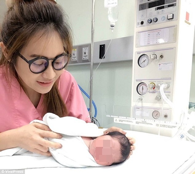 Be gai bi bo roi trong thung rac khi vua chao doi hinh anh