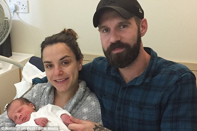 Nguoi phu nu mac ung thu co tu cung van sinh con hinh anh