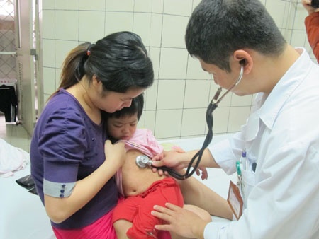 Cach don gian phong benh viem phoi cho tre luc giao mua hinh anh