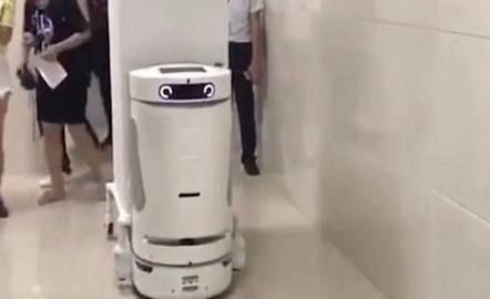 Robot lam viec trong benh vien de ho tro y ta hinh anh
