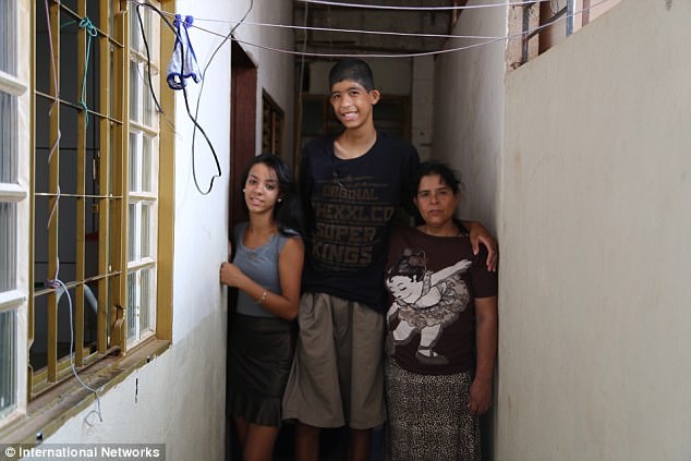 Cau be 12 tuoi cao hon 2,3 m hinh anh