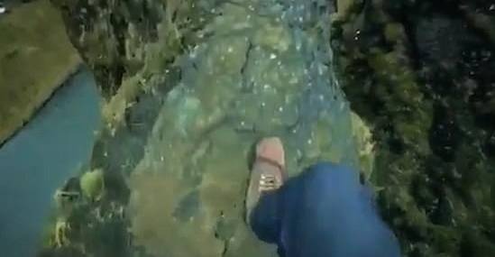 Du khach di tren mep vach da khong du cho dung cho hai nguoi hinh anh