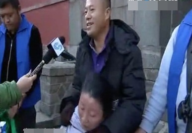 chồng cõng vợ leo núi ảnh 1 chong cong vo leo nui anh 1