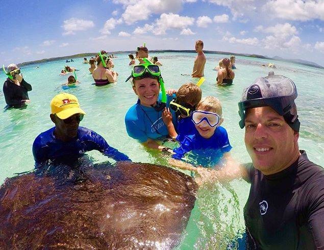 Cap vo chong ban nha, nghi viec di du lich cung con hinh anh