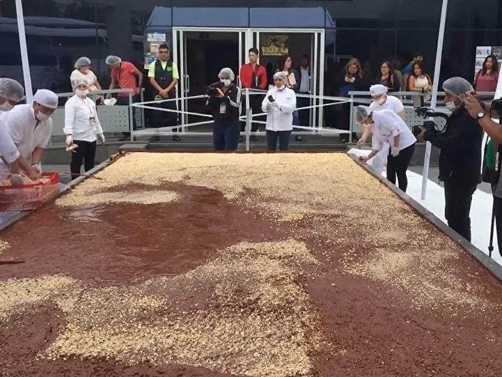 Thanh chocolate lon nhat the gioi o Peru hinh anh