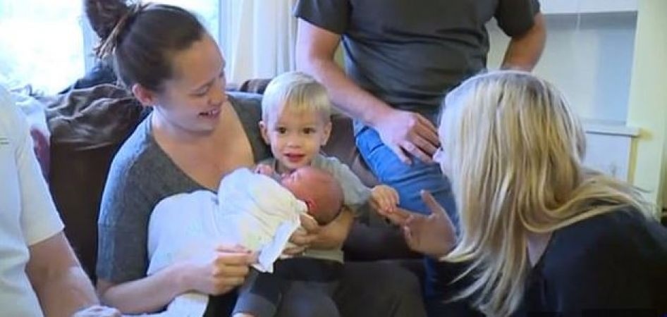 sinh con tren o to anh 1