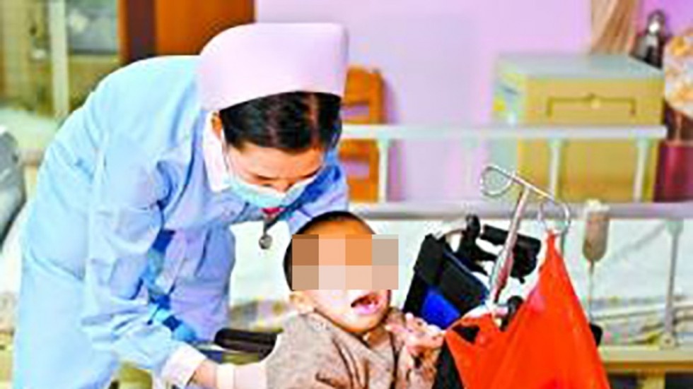 Cau be mac ung thu hiem gap bi bo me bo lai benh vien hinh anh