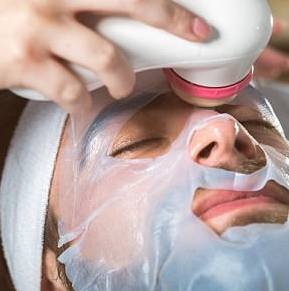 Chang trai chi hang nghin USD moi nam de lam dep hinh anh