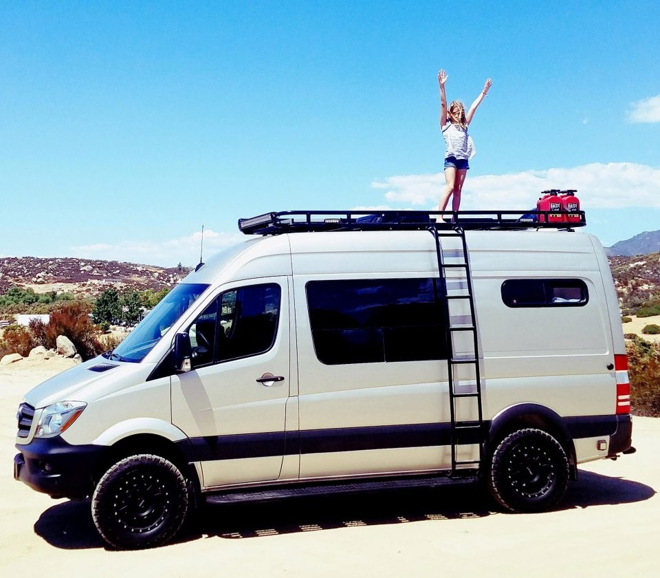 Nguoi cha don than mua oto dua hai con gai du lich moi cuoi tuan hinh anh