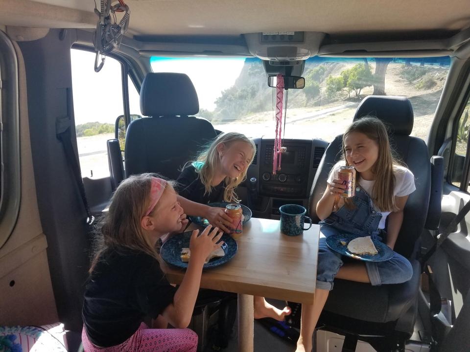 bo du lich cung 2 con gai anh 6