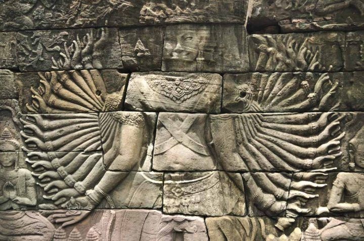 Ngoi den lau doi hon ca Angkor Wat o Campuchia anh 4