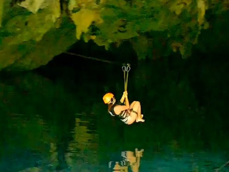 Truot zipline vao hang dong duoi nuoc o Mexico hinh anh