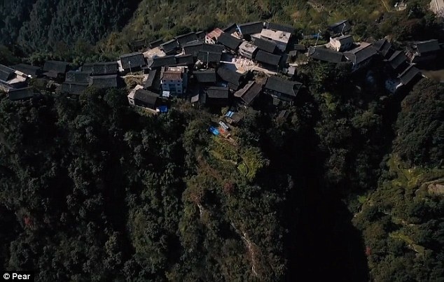 ngôi làng trên vách đá ảnh 1 ngoi lang tren vach da anh 1