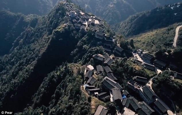 Ngoi lang nam cheo leo tren dinh vach da hinh anh