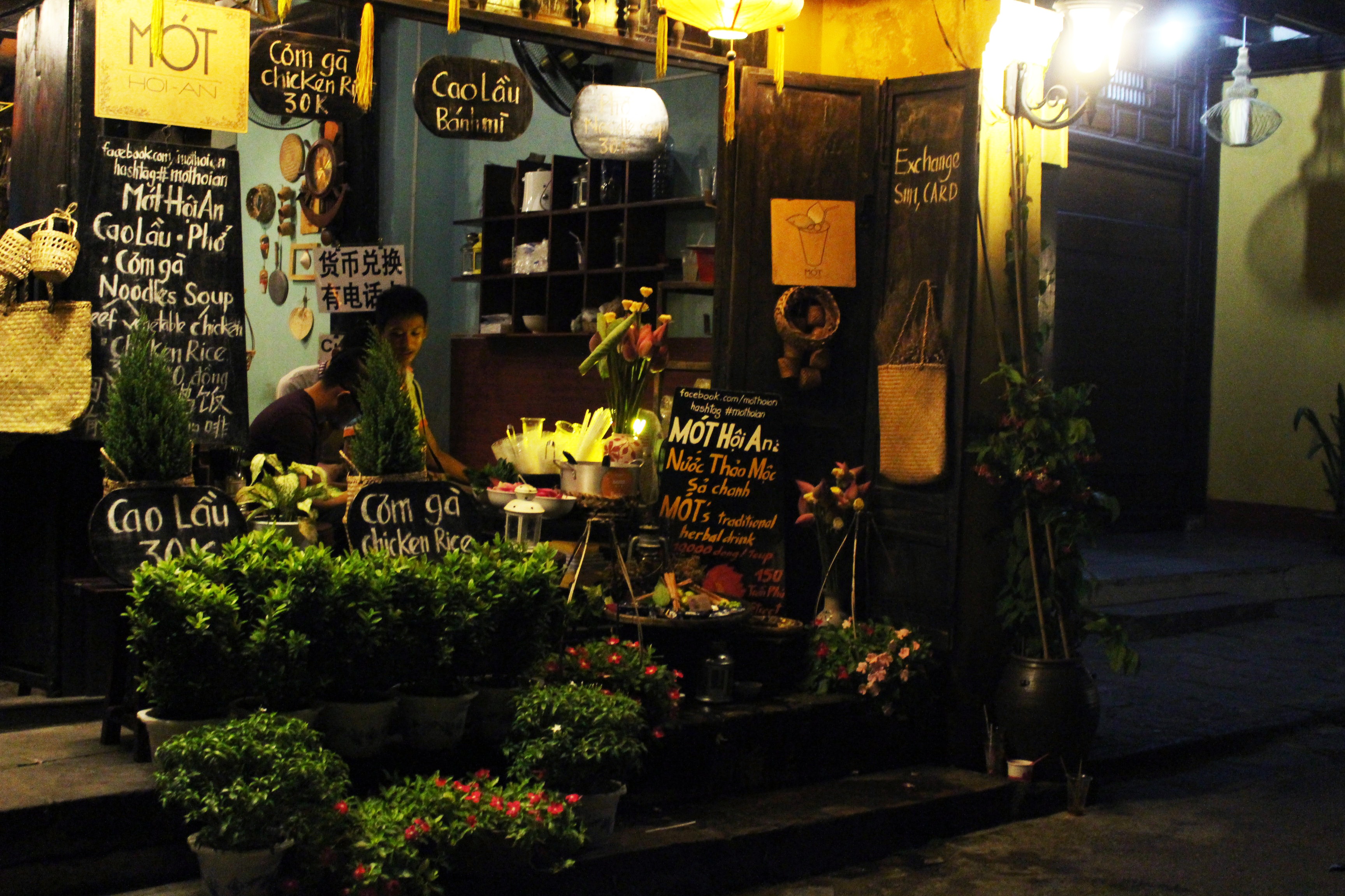 Tu hieu thuoc Bac 100 nam tuoi den quan nuoc thao moc noi tieng Hoi An hinh anh