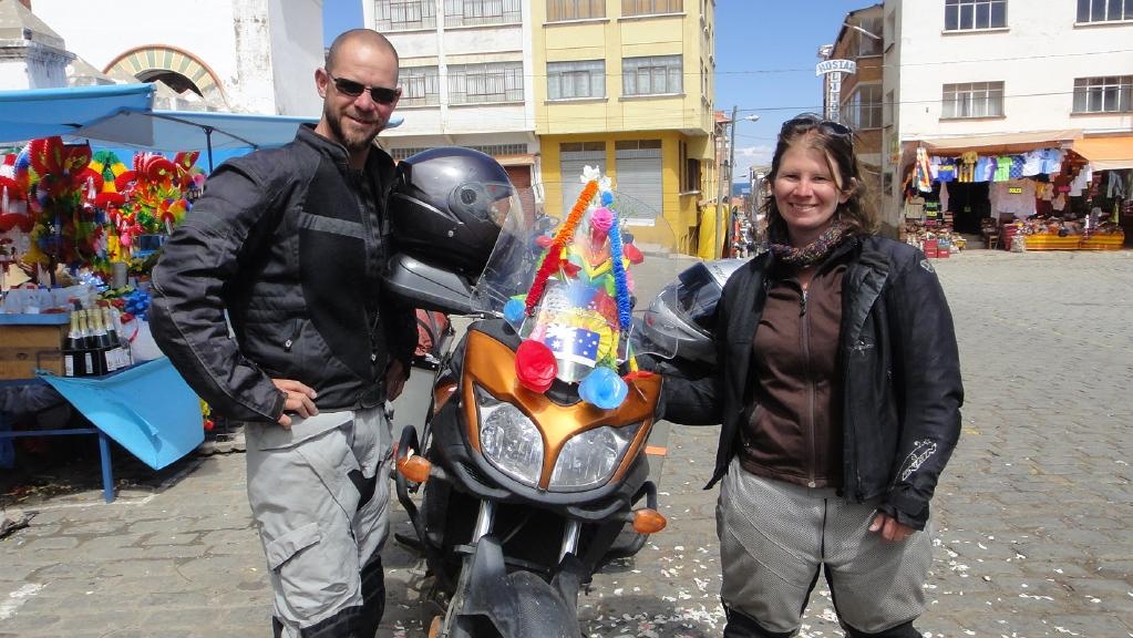 Cap vo chong dong cua quan an dong khach de du lich 27 nuoc hinh anh