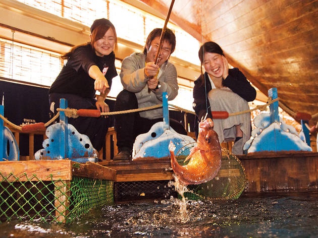 Nha hang sushi phuc vu ca do khach tu cau o Nhat Ban hinh anh