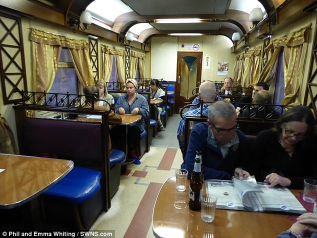 Cap doi di tu chau Au sang chau A bang phuong tien cong cong hinh anh