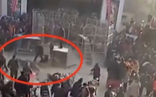 Hai be gai nhap vien vi ho song chuong khi xem xiec hinh anh