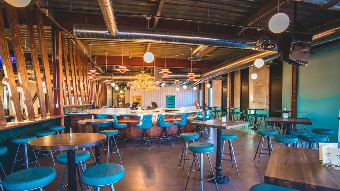 Nha hang duoc cai tao tu thap dieu khien khong luu anh 3