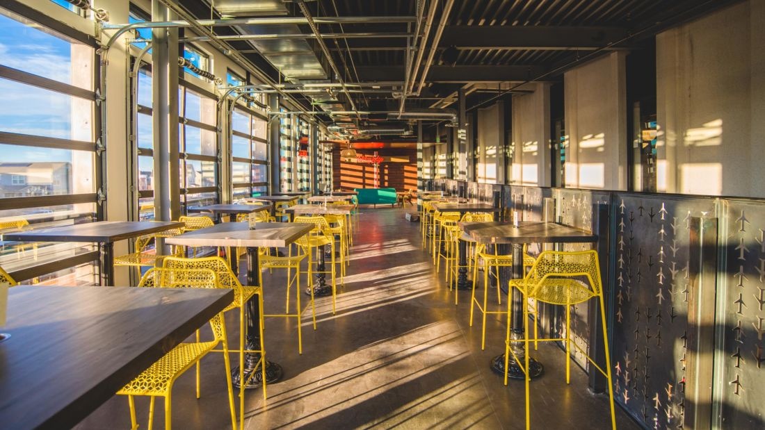 Nha hang duoc cai tao tu thap dieu khien khong luu anh 6