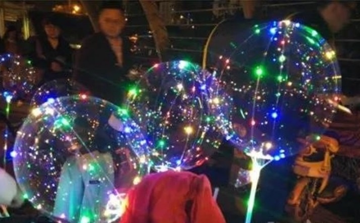Nhap vien vi bong bay den LED phat no hinh anh