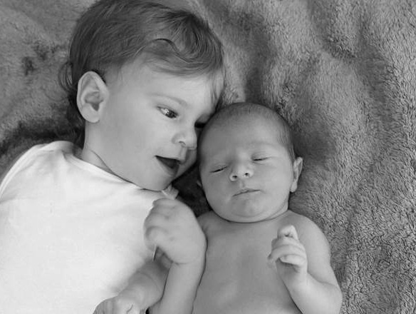 Gia dinh co hai con khong the ngoi, noi, dung do benh hiem hinh anh