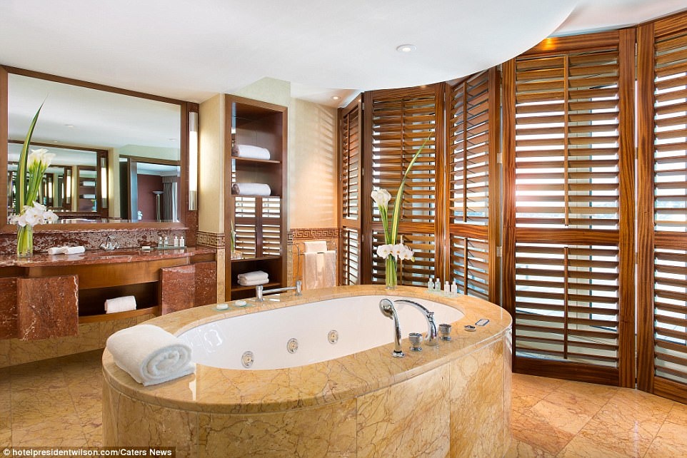 Ben trong phong khach san dat nhat the gioi anh 4