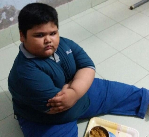 Be trai 7 tuoi nang 120 kg hinh anh