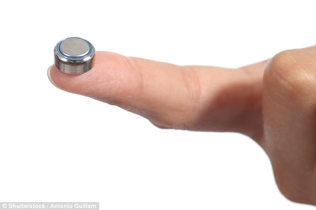 Be gai 2 tuoi suyt chet do nuot pin trong chia khoa oto hinh anh