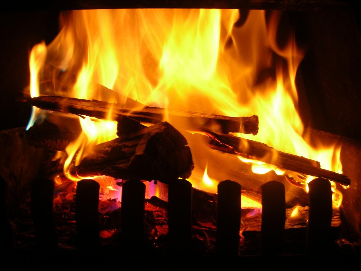 Bon anh em tu vong khi dot lua suoi am trong phong kin hinh anh