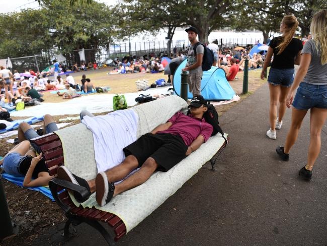 Du khach dung leu, cam trai qua dem cho xem phao hoa hinh anh