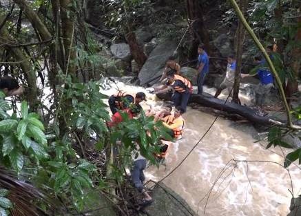 Nam du khach tu vong khi roi xuong thac nuoc tu do cao 76 m hinh anh