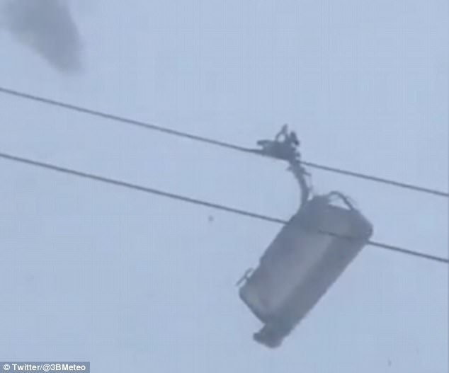 Du khach mac ket tren cap treo giua troi bao hinh anh