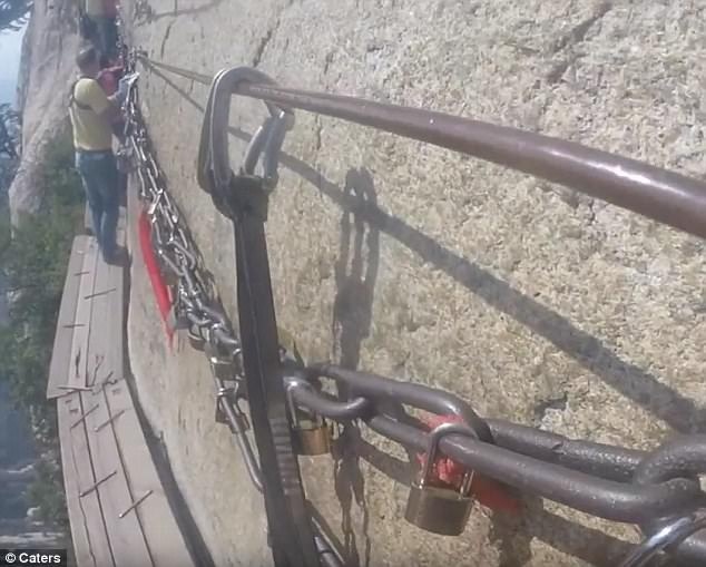 Trai nghiem con duong leo nui nguy hiem nhat the gioi hinh anh