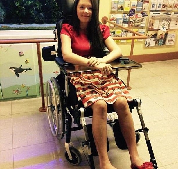 Co gai biet moi thu nhung khong the cu dong sau khi tinh day hinh anh