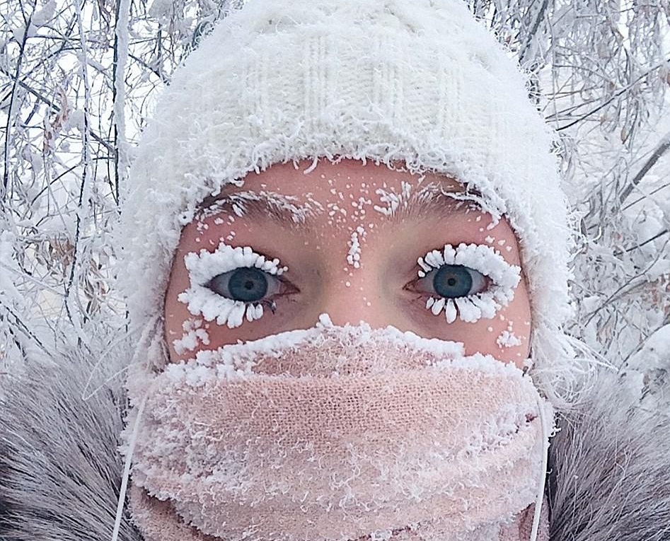 Ngoi lang lanh nhat the gioi voi bon be tuyet trang bao phu hinh anh