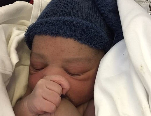 Bac si do de cho san phu tren may bay hinh anh