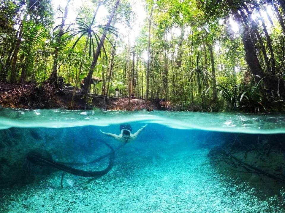 Dong song mau xanh ngoc lam tu nhien o Indonesia hinh anh