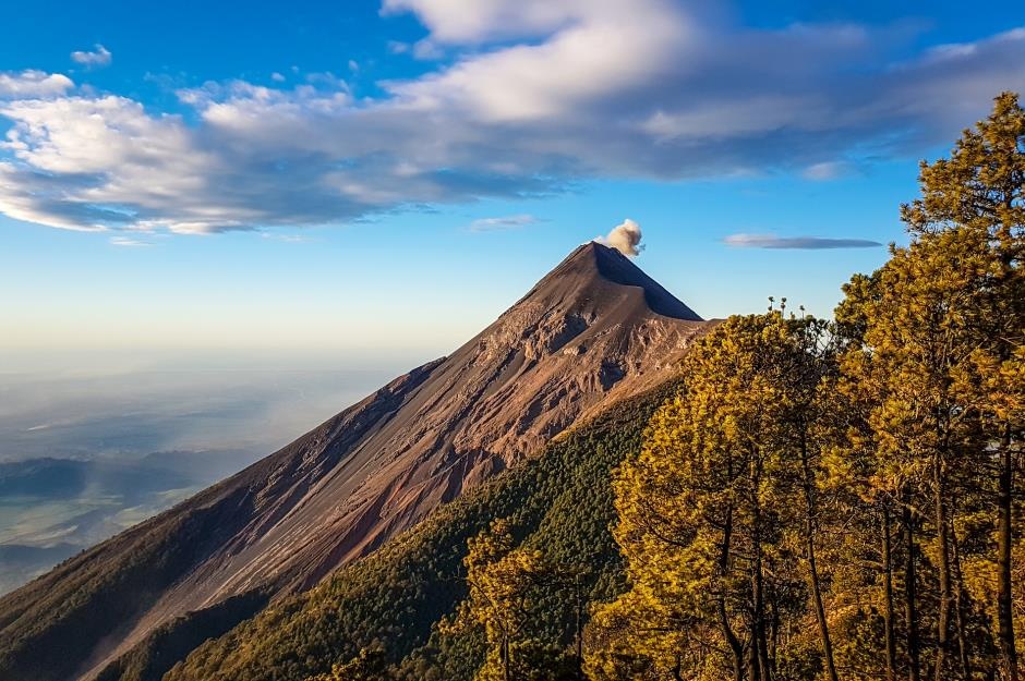 Nui lua dang hoat dong ma du khach co the ghe tham anh 9