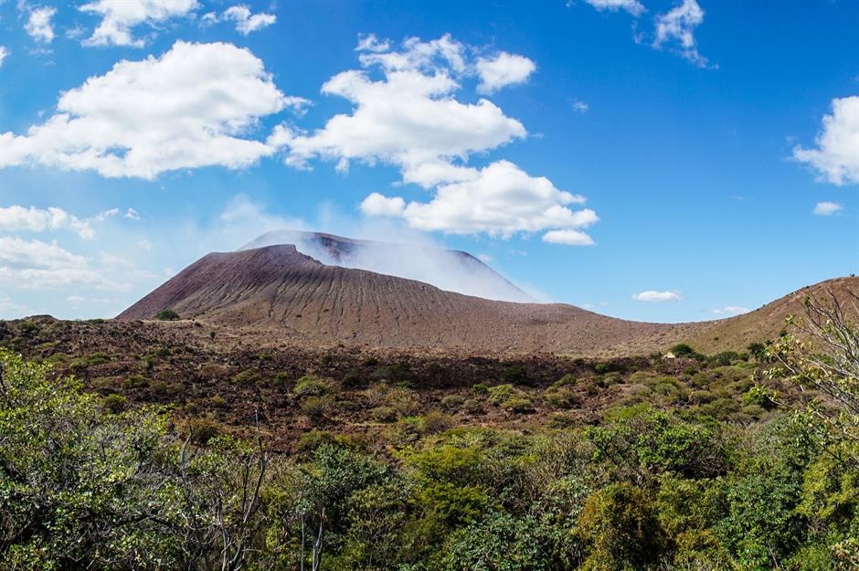 Nui lua dang hoat dong ma du khach co the ghe tham anh 10