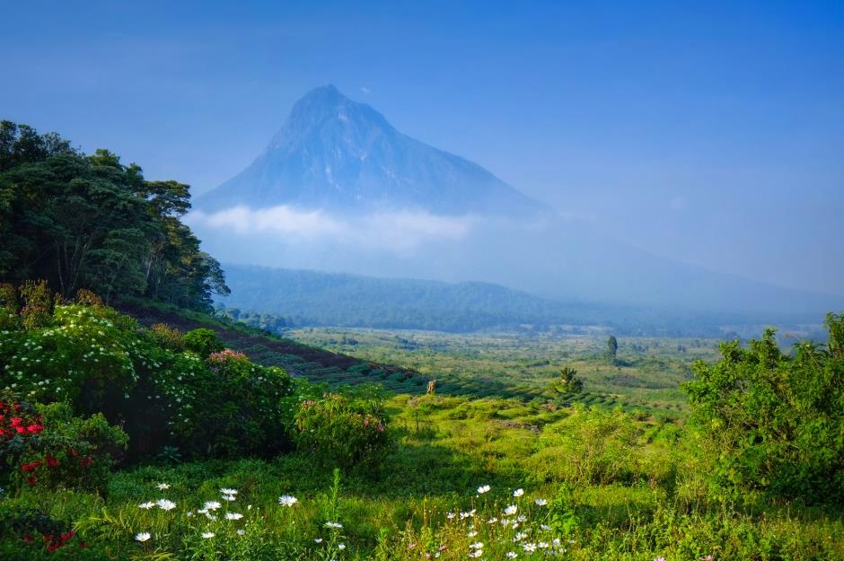 Nui lua dang hoat dong ma du khach co the ghe tham anh 5