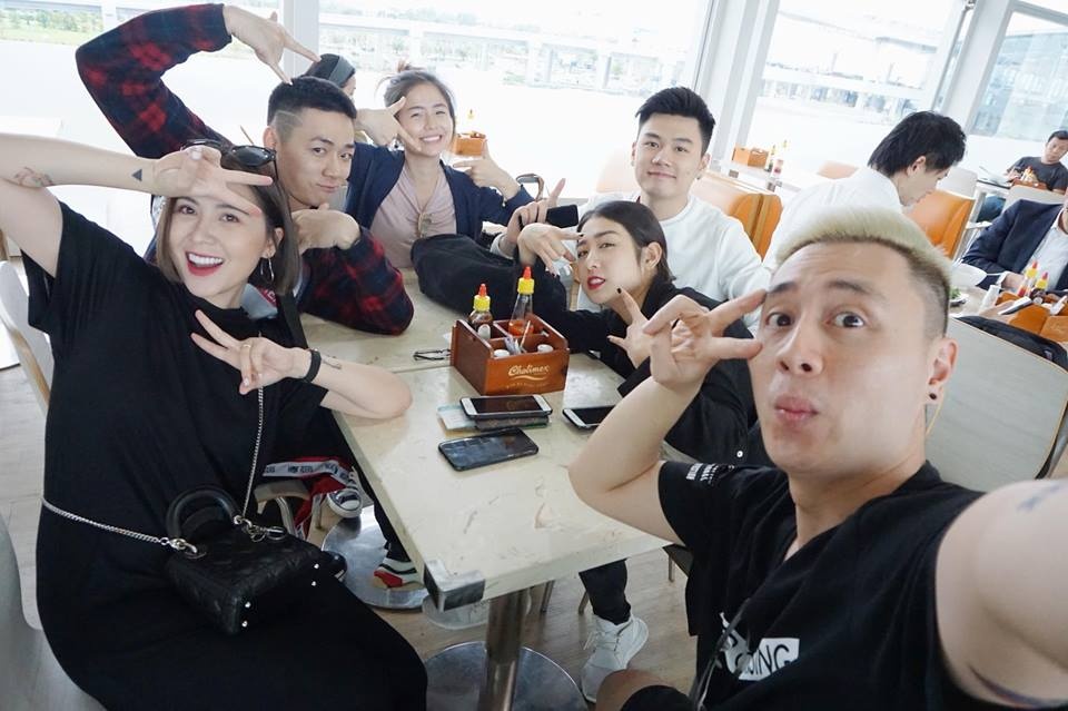 Khoanh khac du lich hanh phuc cua 3 gia dinh hot nhat mang xa hoi hinh anh