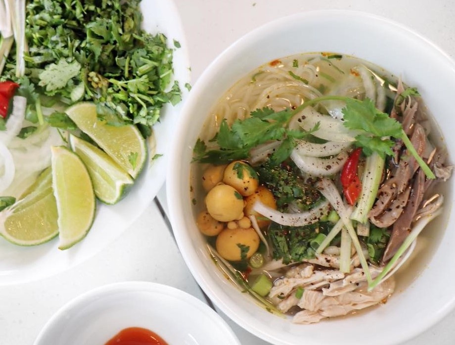 Huong dan lam pho ga chuan vi nhu ngoai hang cua hot girl Vu Quynh Anh hinh anh