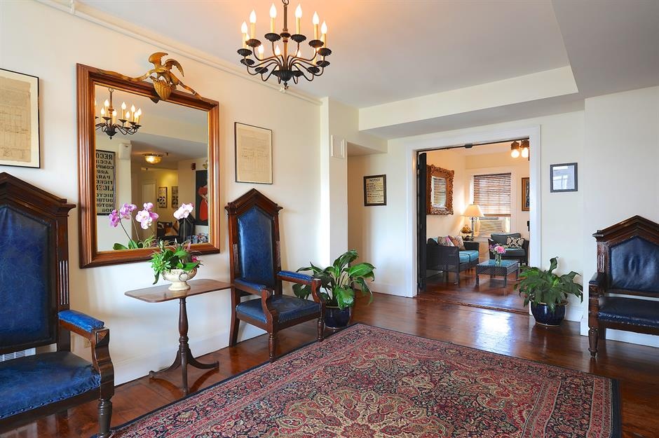 Khach san duoc cai tao tu cac nha tu cu anh 2