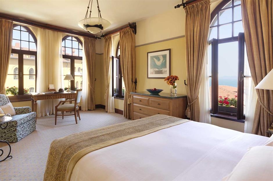 Khach san duoc cai tao tu cac nha tu cu anh 4