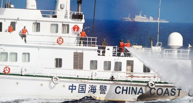 Tàu hải cảnh Trung Quốc đang tấn công tàu kiểm ngư Việt Nam. (Ảnh: Viễn Sự).