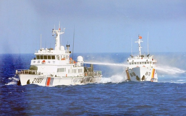 tàu hải giám Trung Quốc tấn công phun bằng cách phun nước vào tàu kiểm ngư 768 của Việt Nam. (Ảnh; Viễn Sự).