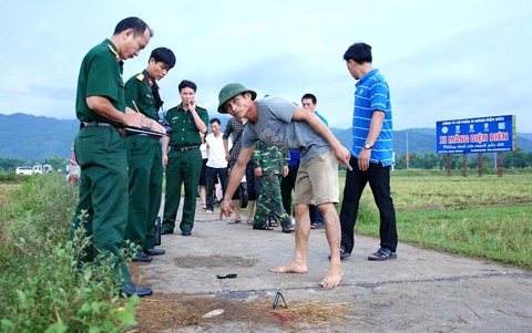 7 chien si bi set danh khi dang hanh quan hinh anh